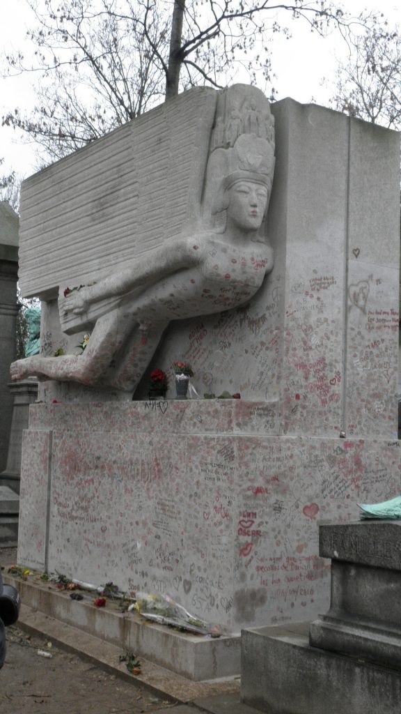 Wilde's grave, with the sculpture covered in lipstick kisses