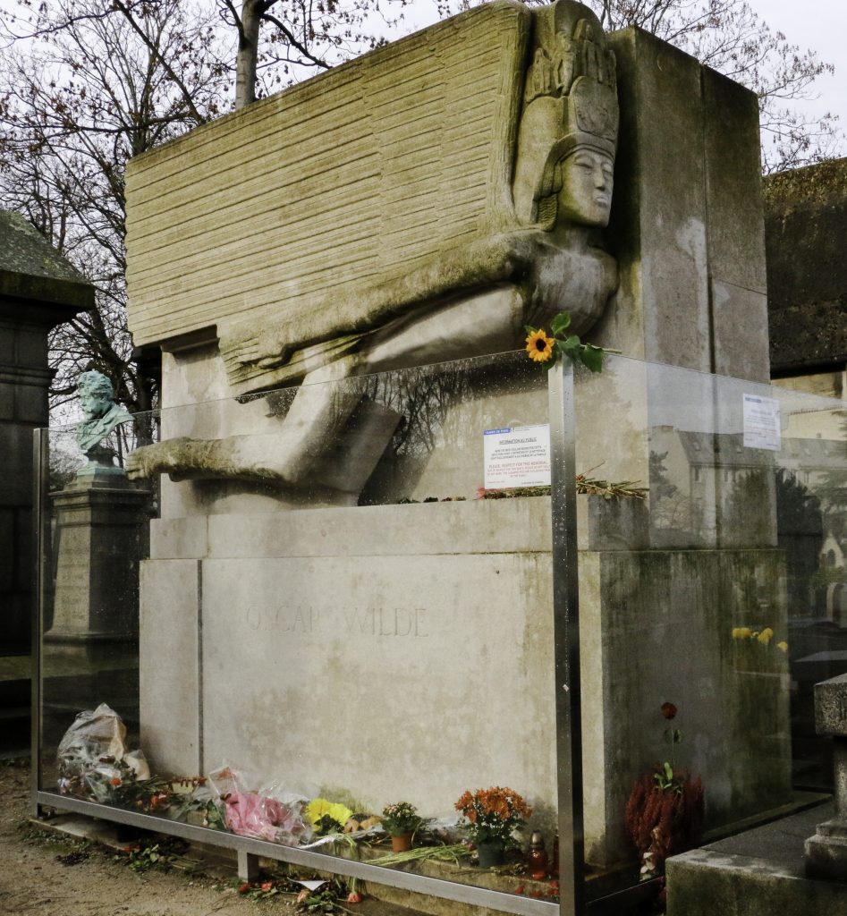 могила оскара уайльда в париже